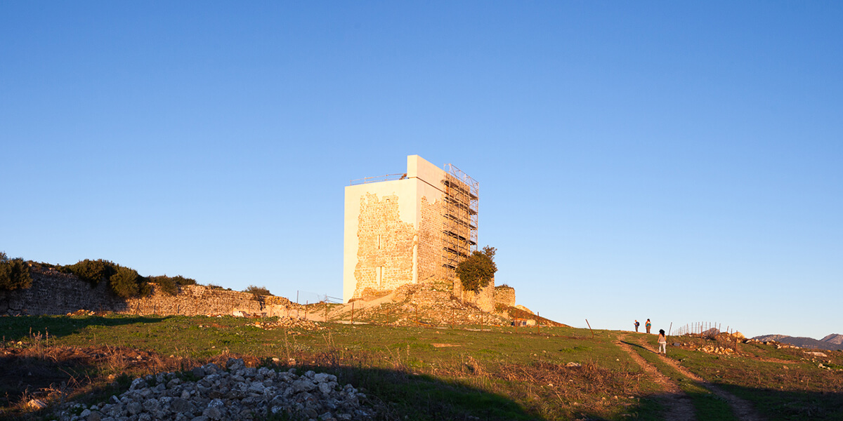 fotografía del castillo de matrera en construccion de su obra de consolidacion