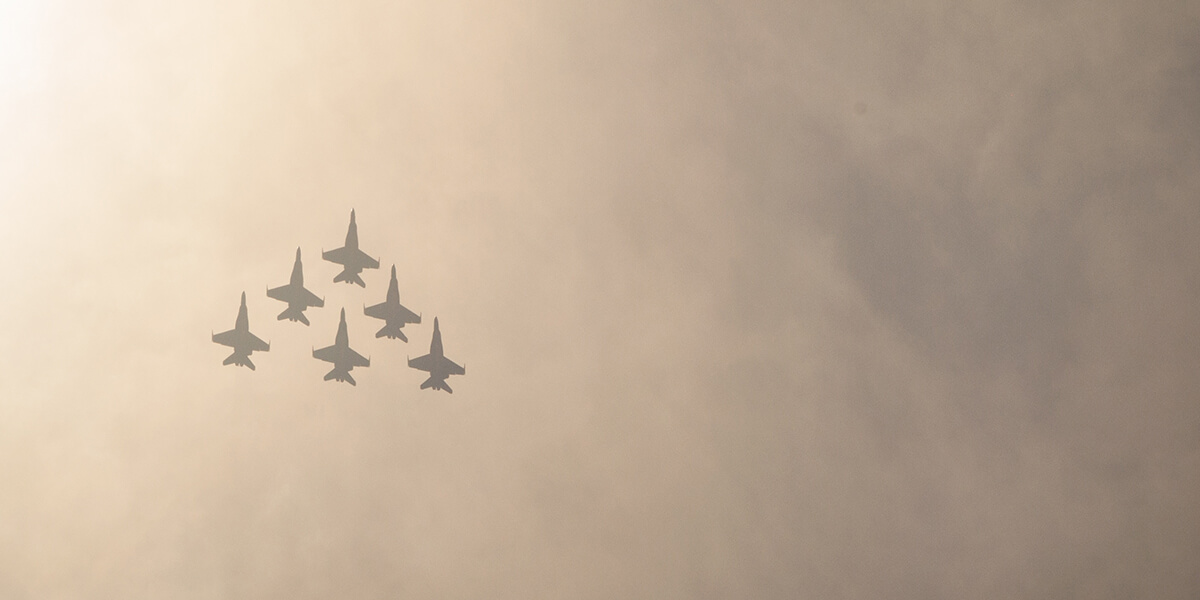 aviones en formación sobre cielo nuboso